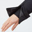 袖口はダブルカフス仕様になっており、インナーカフスはストレッチ素材で手首にフィット。手首の可動域を損なわずに冷気の侵入を防ぎます。