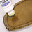 【使用方法】靴表面の汚れを落とし湿った状態にします。ヌバックスポンジをよく振り、湿った靴表面に均一に染み込ませます。